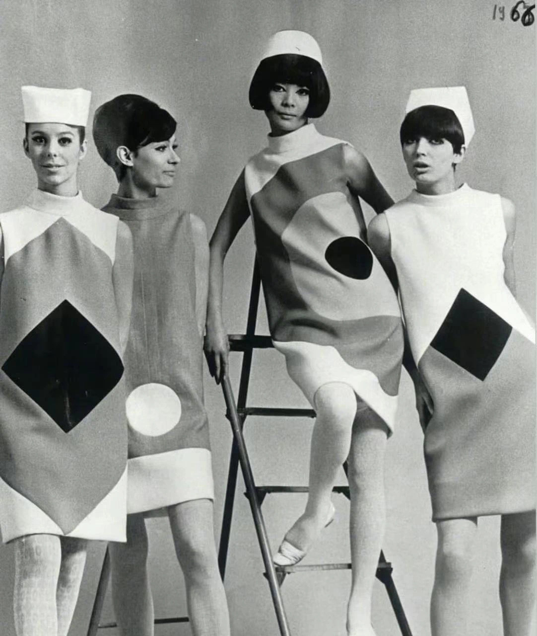 皮尔卡丹设计的衣服图图片