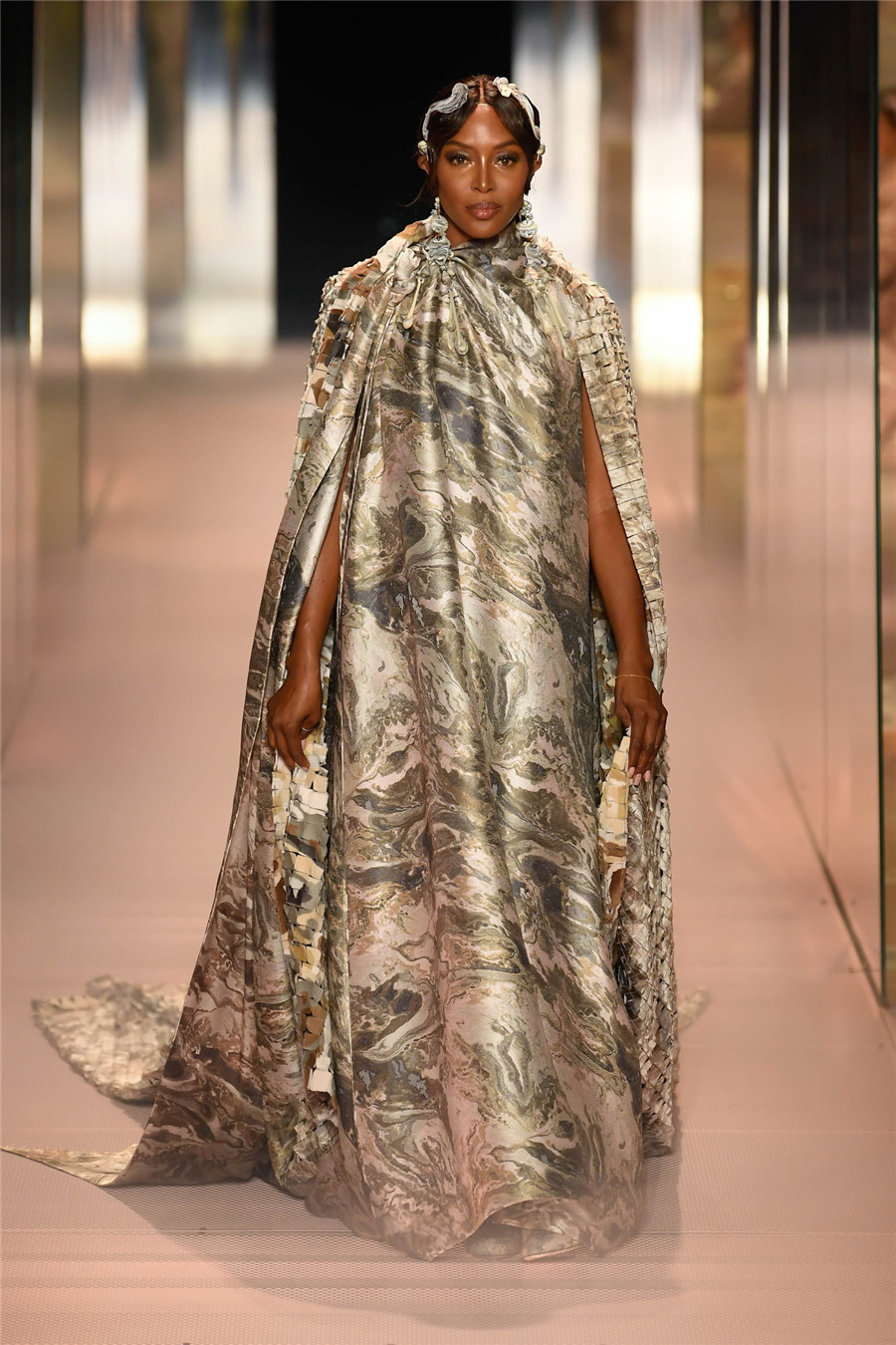 华丽浪漫的古典美学fendispring2021couture